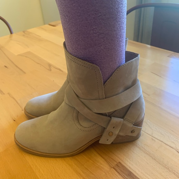 UGG taupe leather booties size 7.5 - Picture 3 of 12